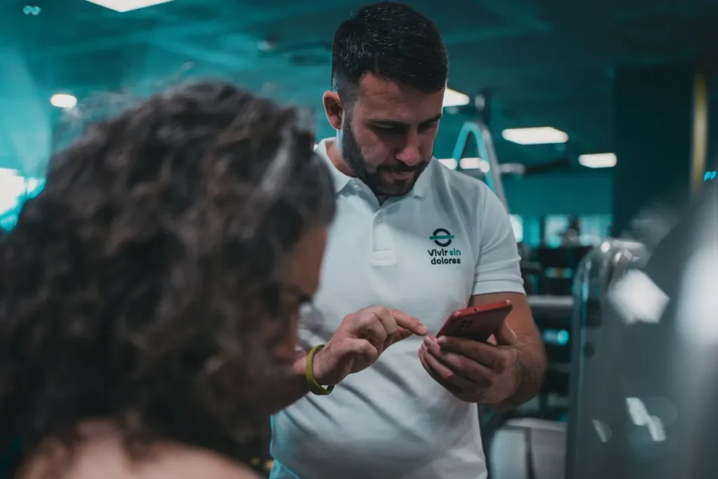 Um Homem E Um Mulher Olhar Um Telefone Celular Vf8WO2KlnmE
