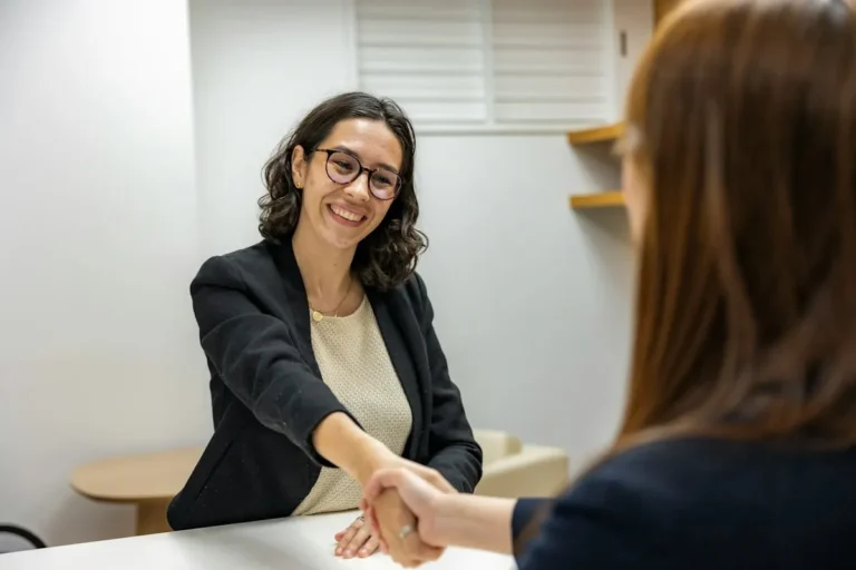 Como terceirizar o recrutamento sem montar um departamento de RH?